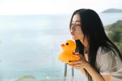 ​迪丽热巴成名前写真曝光，表情青涩，妆容夸张，网友：欣赏不来