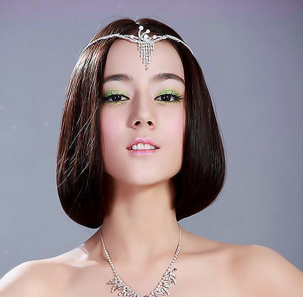 迪丽热巴成名前写真曝光，表情青涩，妆容夸张，网友：欣赏不来