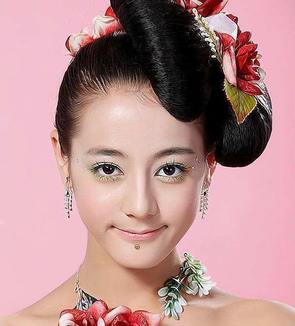 迪丽热巴成名前写真曝光，表情青涩，妆容夸张，网友：欣赏不来