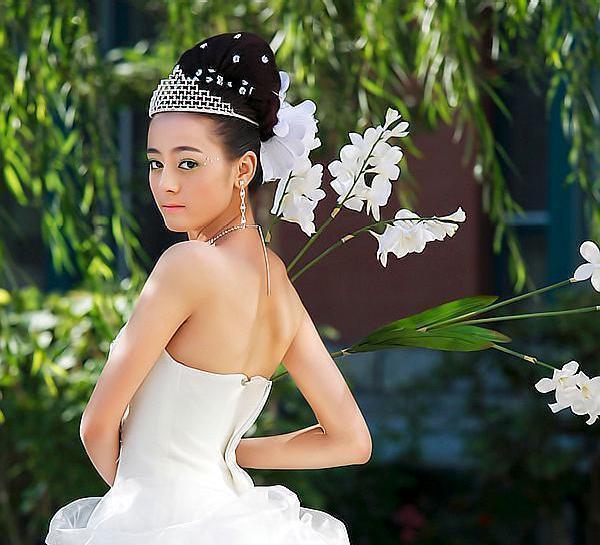 迪丽热巴成名前写真曝光，表情青涩，妆容夸张，网友：欣赏不来