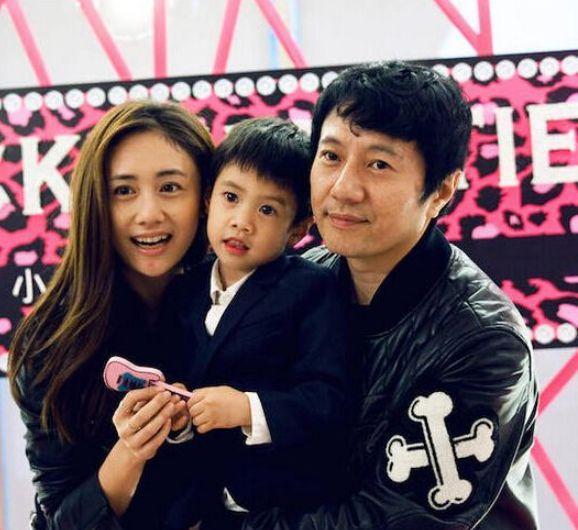 刘芸称结婚9年从不做饭，被老公郑钧宠上天，指甲暴露了真实生活