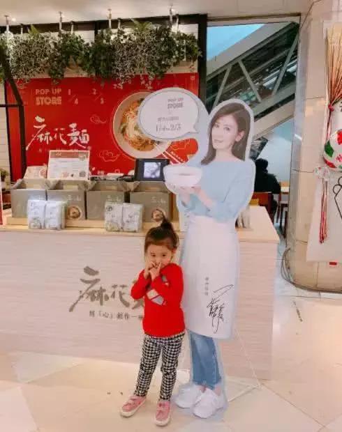 贾静雯晒女儿“咘咘”美照！自带美瞳的大眼睛太撩人了