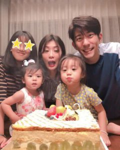 ​贾静雯晒女儿“咘咘”美照！自带美瞳的大眼睛太撩人了