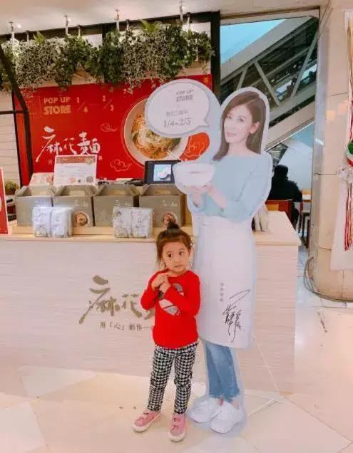 贾静雯晒女儿“咘咘”美照！自带美瞳的大眼睛太撩人了