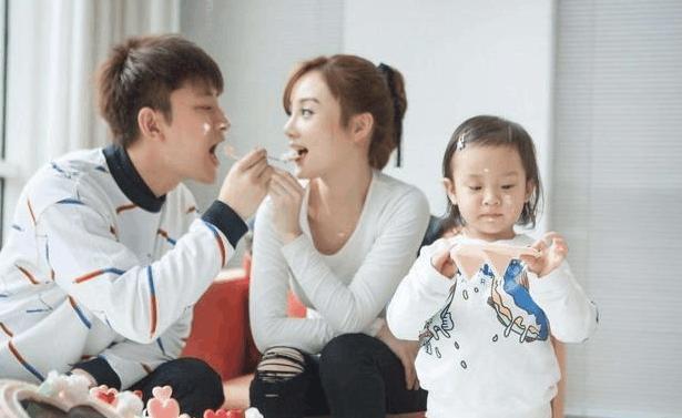 李小璐孕装现身疑似怀二胎, 网友: 怀了还出去做头发, 可怜孩子了