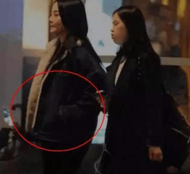 李小璐孕装现身疑似怀二胎, 网友: 怀了还出去做头发, 可怜孩子了