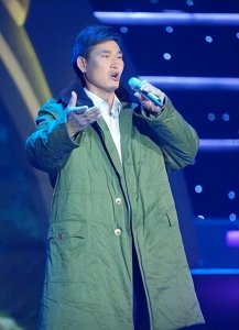 ​“大衣哥”朱之文：成名后被当成冤大头，为村里修路却挨骂，为何