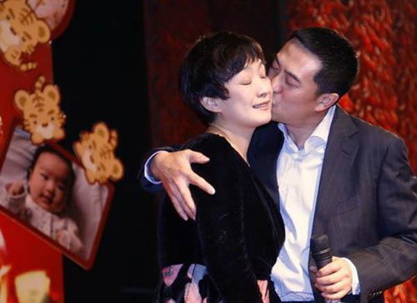 张嘉译的两段婚姻：31岁闪婚遭羞辱，二婚娶富豪妻子，却被妻管严
