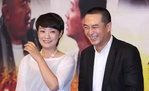 张嘉译的两段婚姻：31岁闪婚遭羞辱，二婚娶富豪妻子，却被妻管严