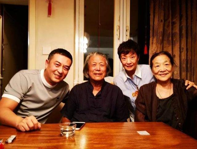 张嘉译的两段婚姻：31岁闪婚遭羞辱，二婚娶富豪妻子，却被妻管严
