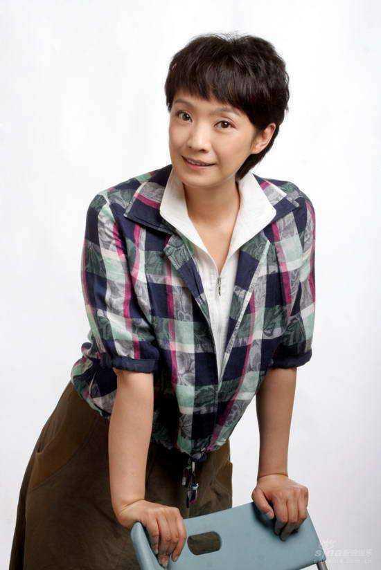 张嘉译的两段婚姻：31岁闪婚遭羞辱，二婚娶富豪妻子，却被妻管严