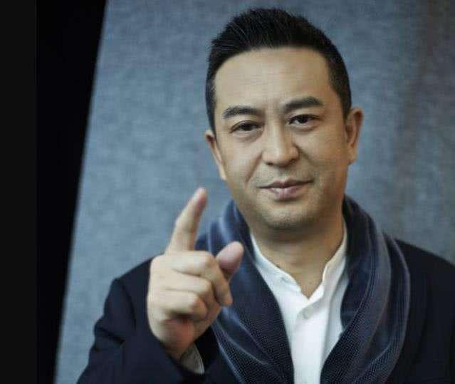 张嘉译的两段婚姻：31岁闪婚遭羞辱，二婚娶富豪妻子，却被妻管严