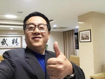 ​63岁施之皓现状：赴巴新执教，二婚娶弟子李楠，弃用郭跃引争议