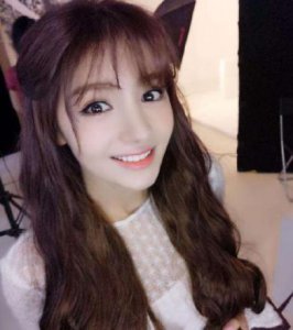 ​麦迪娜深夜晒老公素颜照，姜潮抱孩子的姿势引热议：这是什么爸爸
