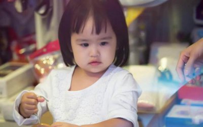 ​包文婧一家晒照，文静依旧好看，饺子也变得又可爱了很多