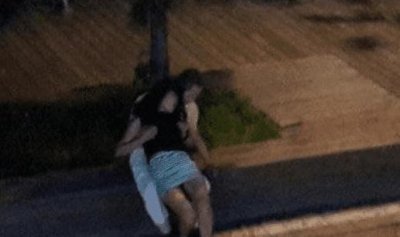 ​短裙女醉酒睡路边草地，被几个过路人各种猥亵！监控实拍多图！
