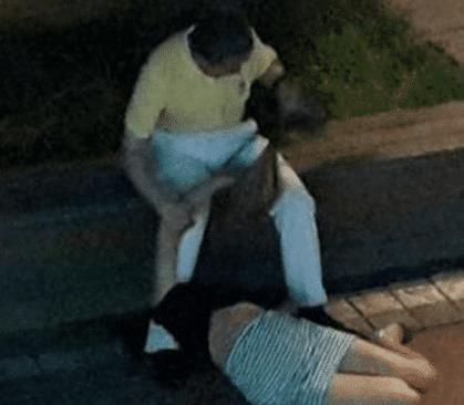 短裙女醉酒睡路边草地，被几个过路人各种猥亵！监控实拍多图！