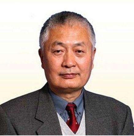 此人是元帅之子，岳父是大将，妻子军衔比他还高