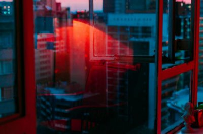 ​霓虹夜，突然想起一首歌 你想的是什么   我想的是夜三里。