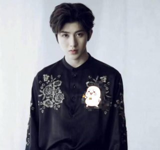 ​蔡徐坤到底多“娘炮”，衬衫当裙子穿，ikun：看你们怎么模仿