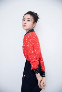 ​宋祖儿这次真是穿对了，尽显小女生青春甜美的气质，灵气逼人