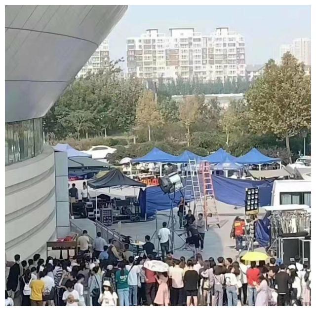 《中国女排》再曝路透图！彭于晏、巩俐、黄渤等齐聚天津，羡慕了