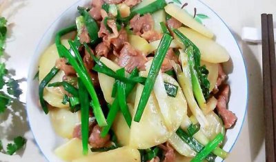 ​家常菜之隔山肉炒土豆，味鲜肉滑，屡试不爽