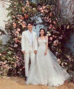 ​超甜蜜！玄彬和孙艺珍终于完婚，现场照片公开，花海合照太幸福