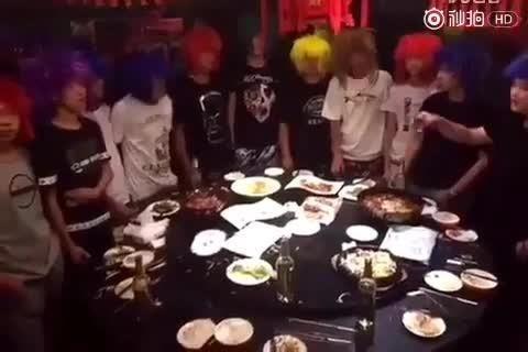 曾经的”杀马特“家族创造者，现在却以剪发为生