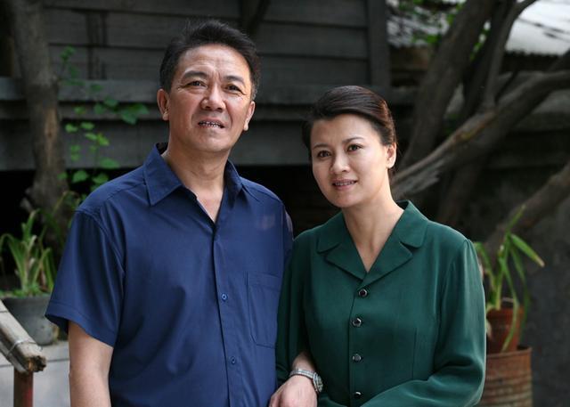 可悲的刘斌：23岁任央视主持人，50岁娶小娇妻，却被联手掏空财产