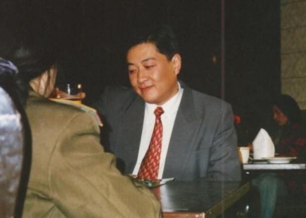 可悲的刘斌：23岁任央视主持人，50岁娶小娇妻，却被联手掏空财产
