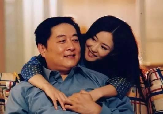 可悲的刘斌：23岁任央视主持人，50岁娶小娇妻，却被联手掏空财产