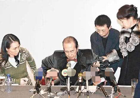 赌王继承人何超凤揭秘二房成大赢家内幕，详述豪门姐弟相处模式