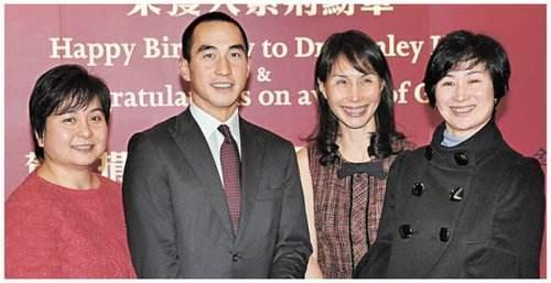 赌王继承人何超凤揭秘二房成大赢家内幕，详述豪门姐弟相处模式