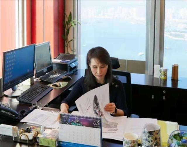 赌王继承人何超凤揭秘二房成大赢家内幕，详述豪门姐弟相处模式