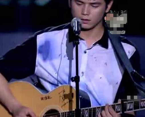 杨坤凭借《浪子回头》第四次获得了《歌手》冠军，之后片段被删了