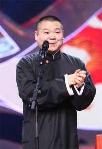 ​岳云鹏24年辛酸成名史，从扫厕所到相声演员，他经历了什么？
