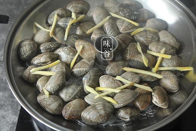 家常菜蒜蓉蒸螺，只需蒸一蒸，简单又美味，大人小孩都爱吃