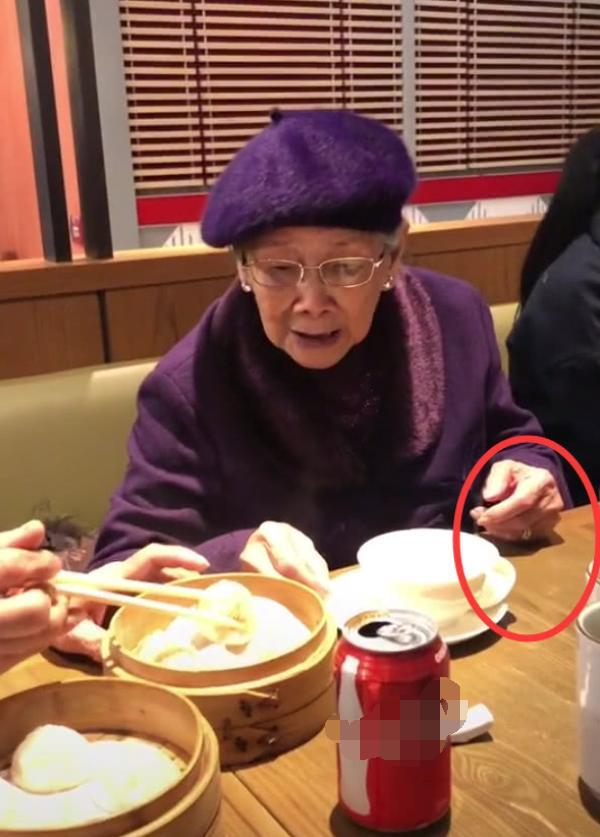 梅艳芳妈妈罕见现身，96岁精神依旧很好，吃东西时手上戒指抢镜