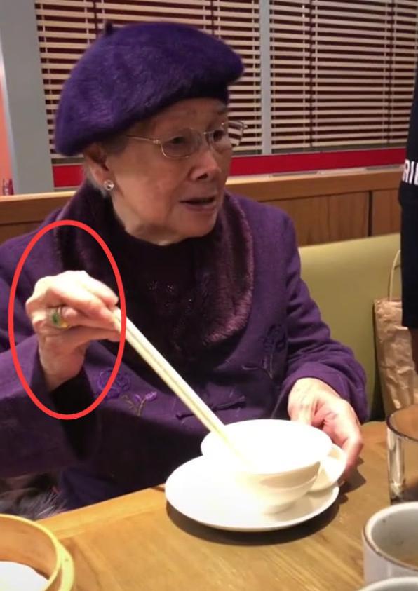 梅艳芳妈妈罕见现身，96岁精神依旧很好，吃东西时手上戒指抢镜
