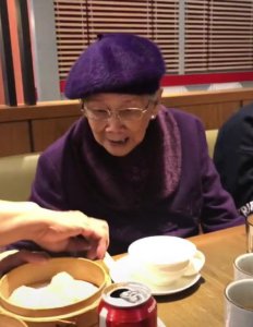 ​梅艳芳妈妈罕见现身，96岁精神依旧很好，吃东西时手上戒指抢镜