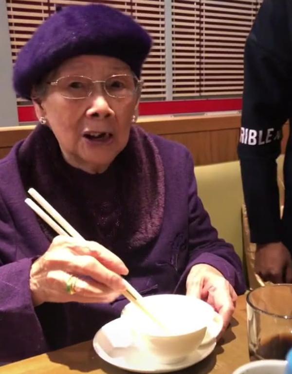 梅艳芳妈妈罕见现身，96岁精神依旧很好，吃东西时手上戒指抢镜