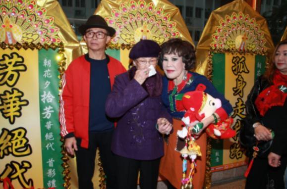 梅艳芳妈妈罕见现身，96岁精神依旧很好，吃东西时手上戒指抢镜