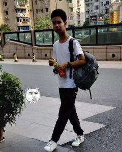 ​曾经大火的发际线小吴，如今在家待业，无所事事还想当网红！