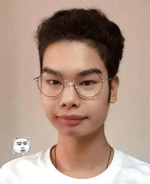 曾经大火的发际线小吴，如今在家待业，无所事事还想当网红！