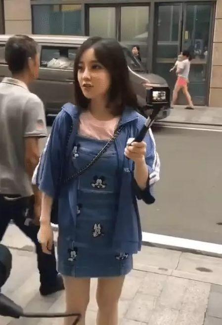 冯提莫“真人”长啥样？看清路人生图下的她，网友：是我高估了你