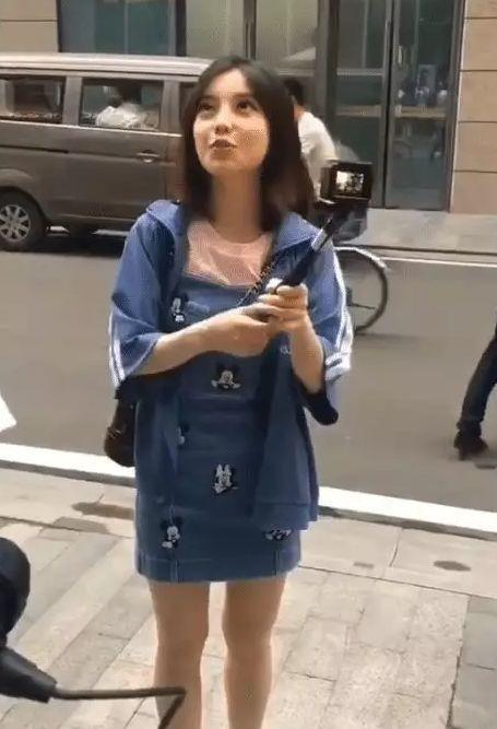 冯提莫“真人”长啥样？看清路人生图下的她，网友：是我高估了你
