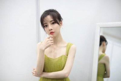 ​冯提莫“真人”长啥样？看清路人生图下的她，网友：是我高估了你