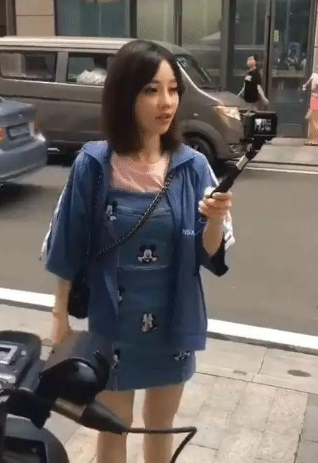 冯提莫“真人”长啥样？看清路人生图下的她，网友：是我高估了你