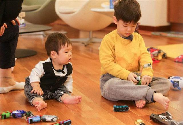 霍思燕杜江真厉害，隐瞒嗯哼有个弟弟这么久，网友：憋着不难受吗